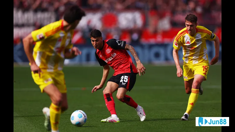Cầu thủ Bayer Leverkusen băng qua hàng phòng ngự của Union Berlin trong trận đấu Cầu thủ Bayer Leverkusen băng qua hàng phòng ngự của Union Berlin trong trận đấu