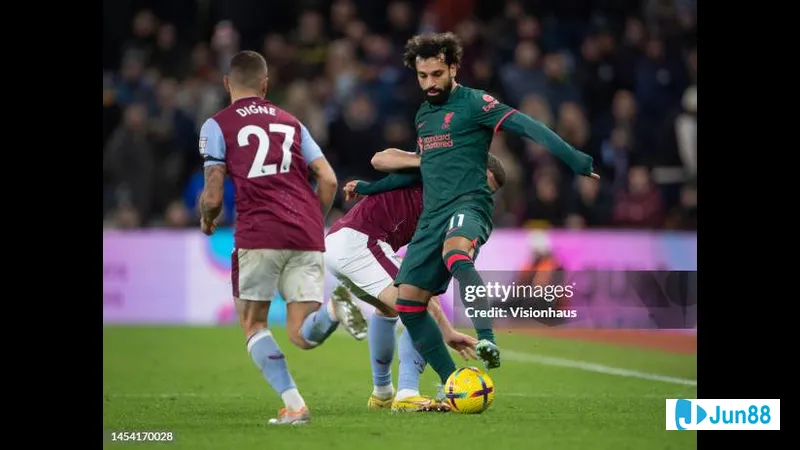 Cầu thủ Liverpool với sự quyết tâm vượt qua hàng phòng ngự của Aston Villa Cầu thủ Liverpool với sự quyết tâm vượt qua hàng phòng ngự của Aston Villa