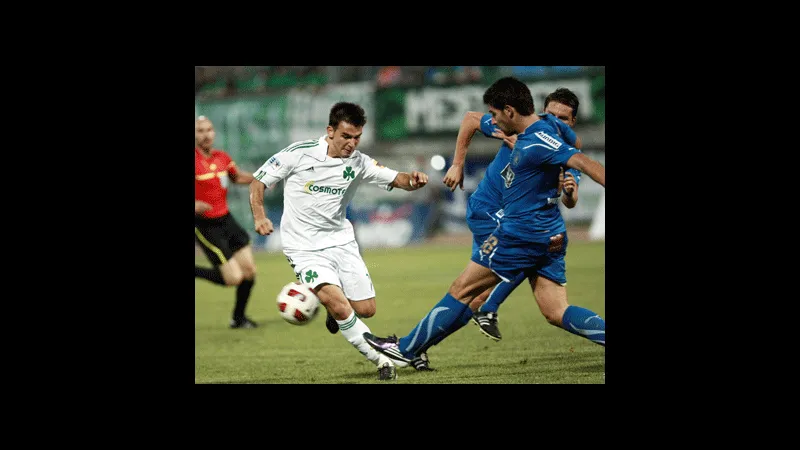 Cầu thủ của đội Kavala nỗ lực cản phá đường bóng của Panathinaikos trên sân cỏ Cầu thủ của đội Kavala nỗ lực cản phá đường bóng của Panathinaikos trên sân cỏ