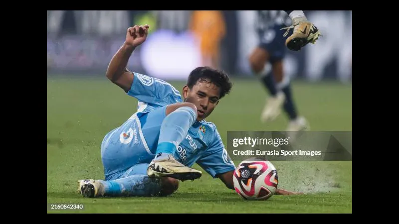 Cầu thủ của Sporting Cristal áp đảo Alianza Lima trong tình huống tranh chấp bóng Cầu thủ của Sporting Cristal áp đảo Alianza Lima trong tình huống tranh chấp bóng