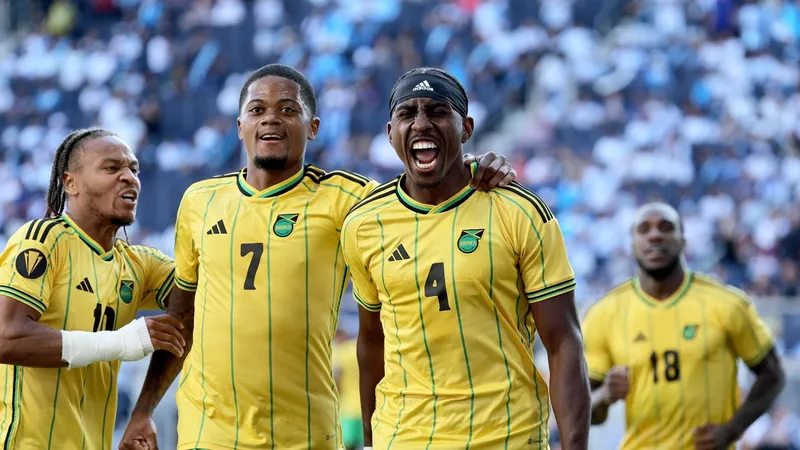 Cầu thủ Jamaica vượt qua hậu vệ New Caledonia để tiến vào vòng cấm